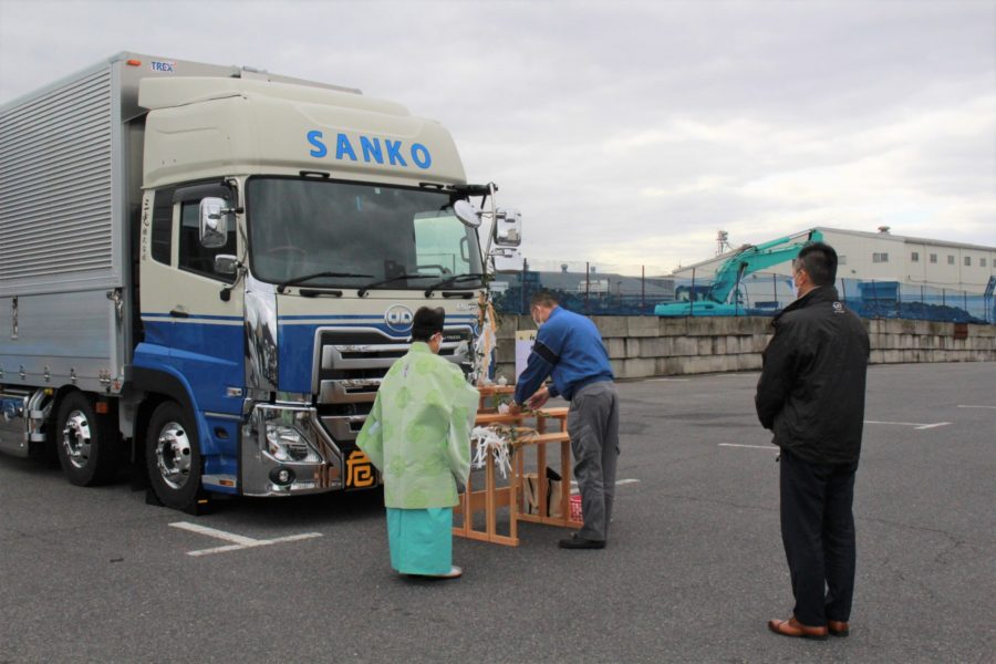 25tウィング車の納車に伴い安全祈願を行いました - 三光株式会社