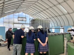 見学中の生徒